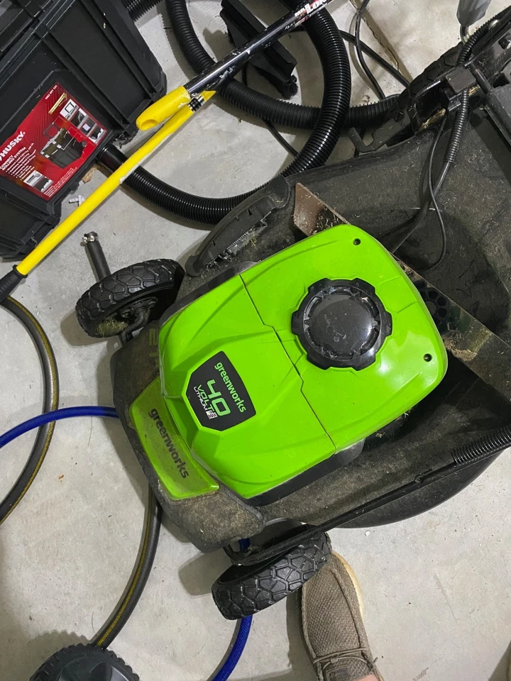 Greenworks 40 v electric lawner mower 21" deck - 19" blade - Image 2 of 4