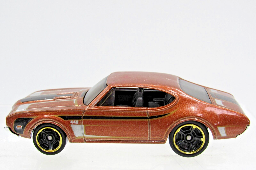 HOT WHEELS 2011 TREASURE HUNTS SERIES 68 OLDS 442