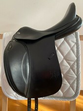 Prestige X Helen Dressursattel, 18 Zoll, Kammerweite 32, schwarz.