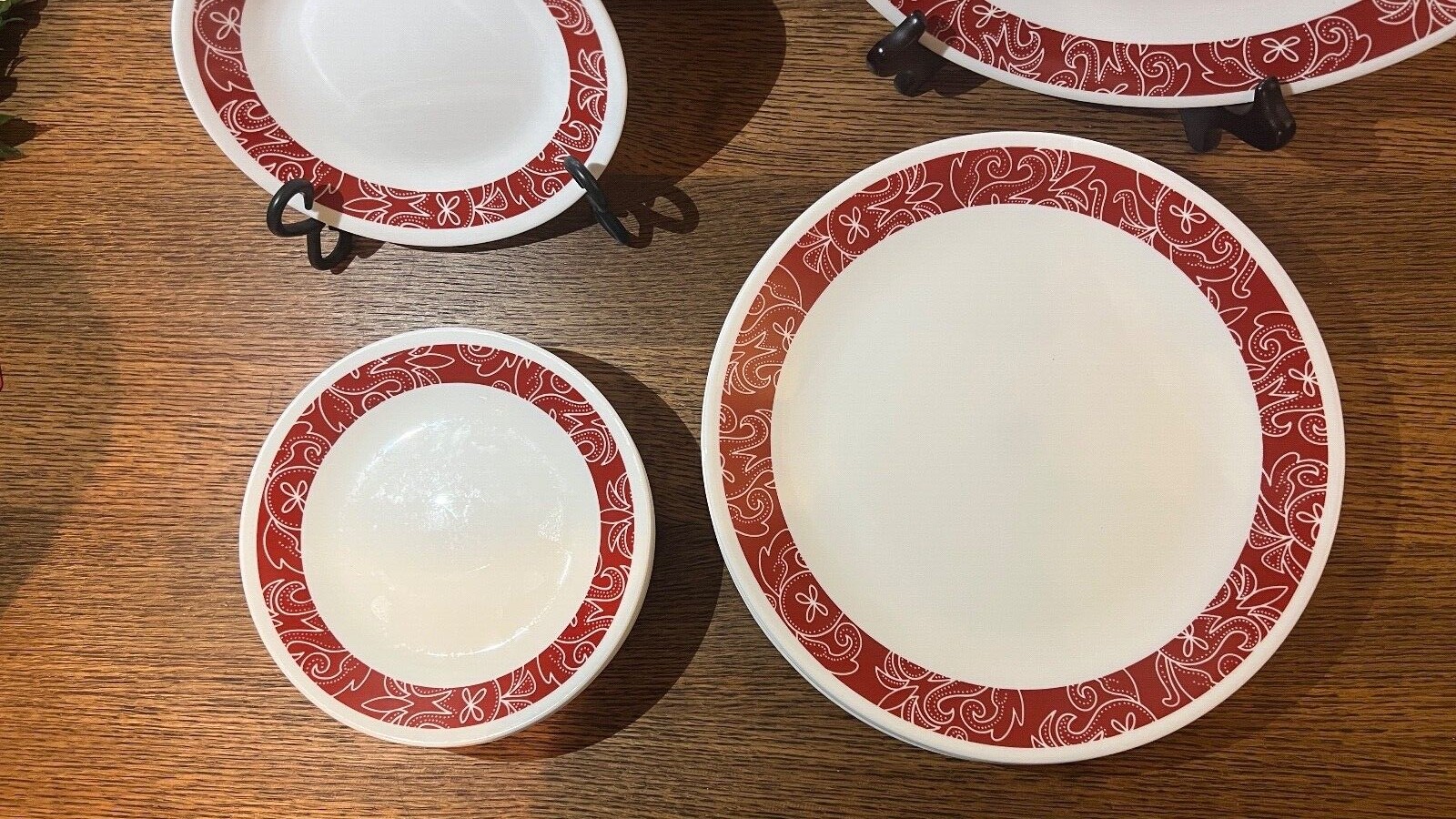Corning Corelle BANDHANI Dinner 10 1/4”, Side Plates 6 3/4" Red