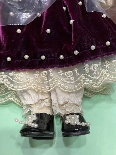 BLONDE DOLL IN PURPLE VELVET DRESS W/ LACE & PEARLS - BEAUTIFUL 16" PORCELAIN - Picture 5 of 5