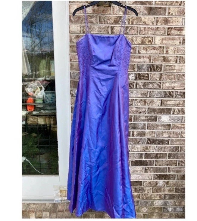Vestido de fiesta formal púrpura iridiscente vintage años 90 con crinolina y brillo Foto 4 de 4
