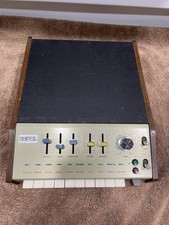 Un vox SR-95 Vintage Analog Drum Machine