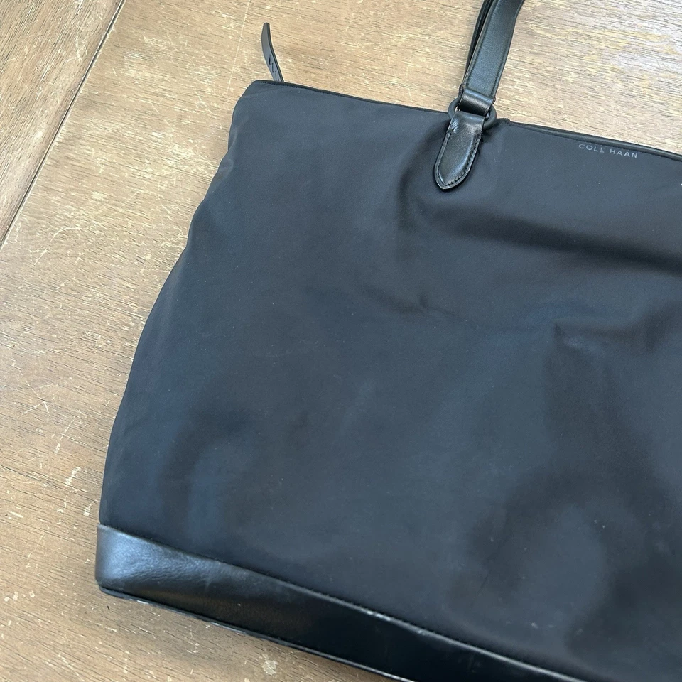 Bolsa tote Cole Haan Grand OS Everyday Day preta minimalista viagem náilon em excelente estado usado - Imagem 4 de 4