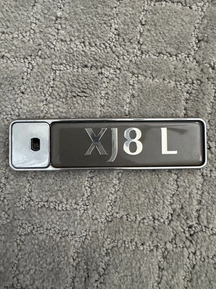 98-03 Jaguar XJ8L X308 Tapa maletero pasajero trasero derecho XJ8 insignia HND5994CA OEM Foto 2 de 4
