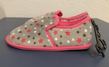 nwt gray and pink star-patterned slippers Size 4-5