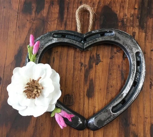 Arte mural de corazón de herradura con flores blancas y acentos rosados | eBay Arte mural de corazón de herradura con flores blancas y acentos rosados | eBay