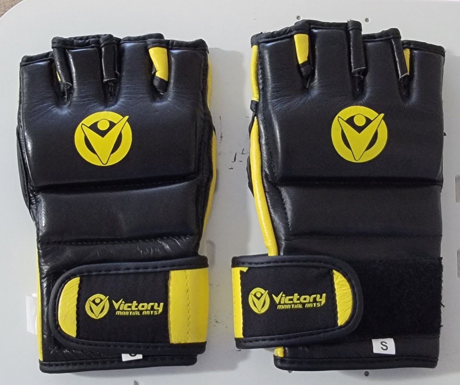 NEW Never Used Victory Fingerless MMA UFC Gloves Size Adult Small Black/Yellow