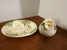 Metlox  Poppytrail California Sculptured Daisy Soap Dish & Salt Shaker