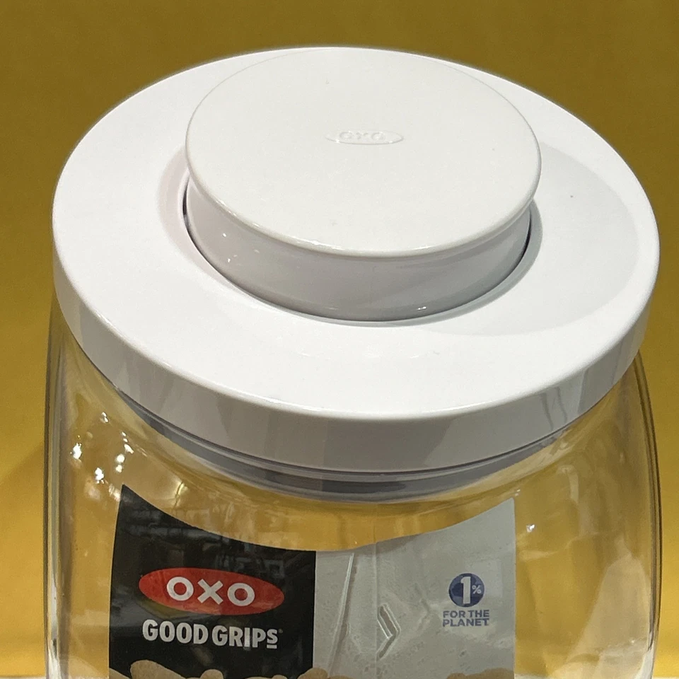 Contenedor POP OXO Good Grips 2 cuartos/1,9 L tarro de almacenamiento redondo para galletas aperitivos Foto 2 de 4
