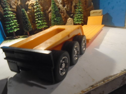 NEW RAY LOWBOY 3 AXILE TRAILER, 17 IN LG APPROX 1/18 SCALE, RUBBER TIRES, 5-87-5