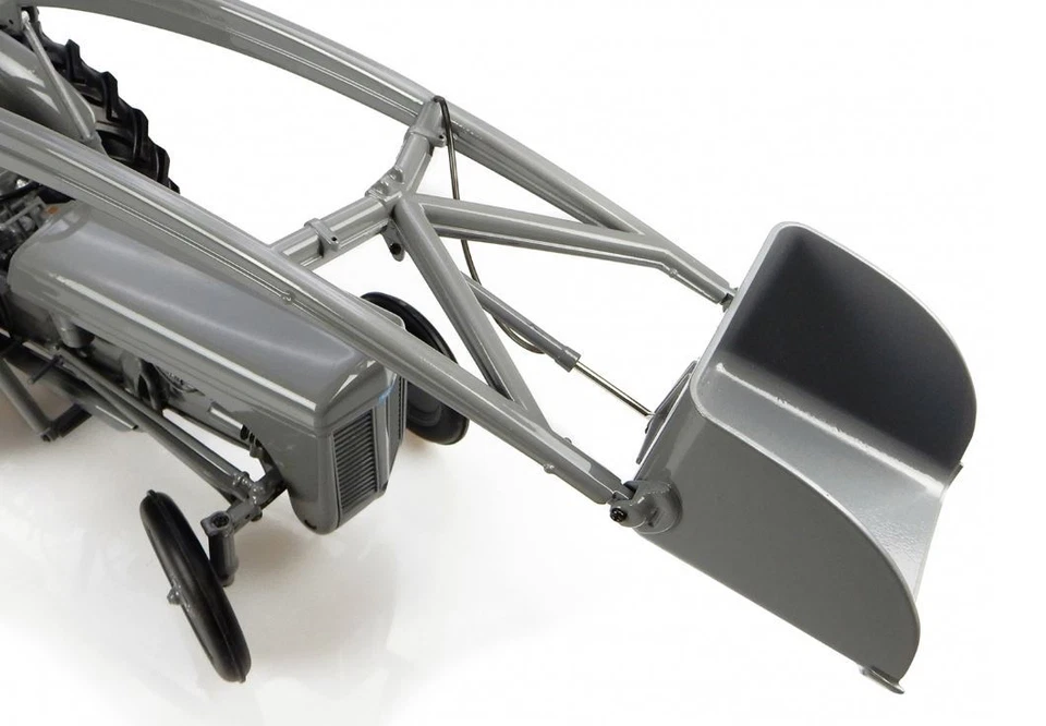 Ferguson TEA 20 Tractor with Loader 1:16 Diecast Universal Hobbies UH4171 - Image 2 of 4