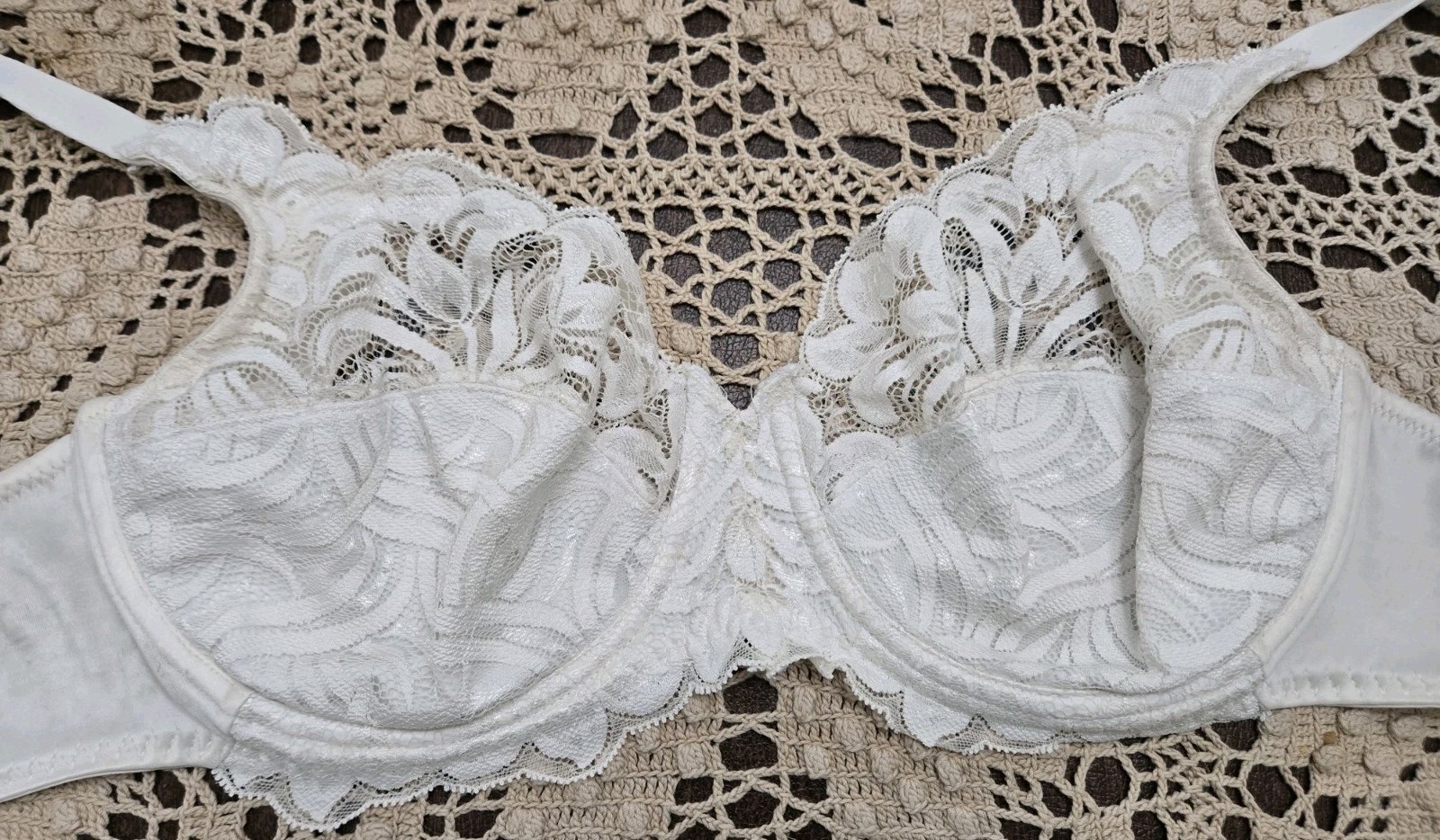 38C Lilyette  SeXy LuXury Lace Pre Owned Bra