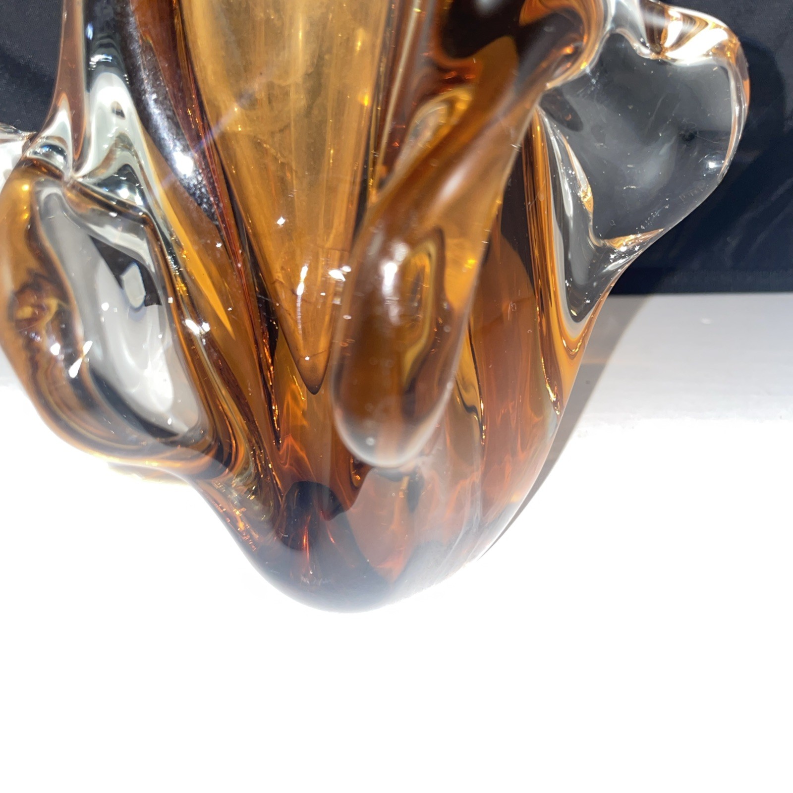 LOVELY VTG MCM ART GLASS RIBBED TRI-CORNER  13” VASE AMBER Brown Murano?