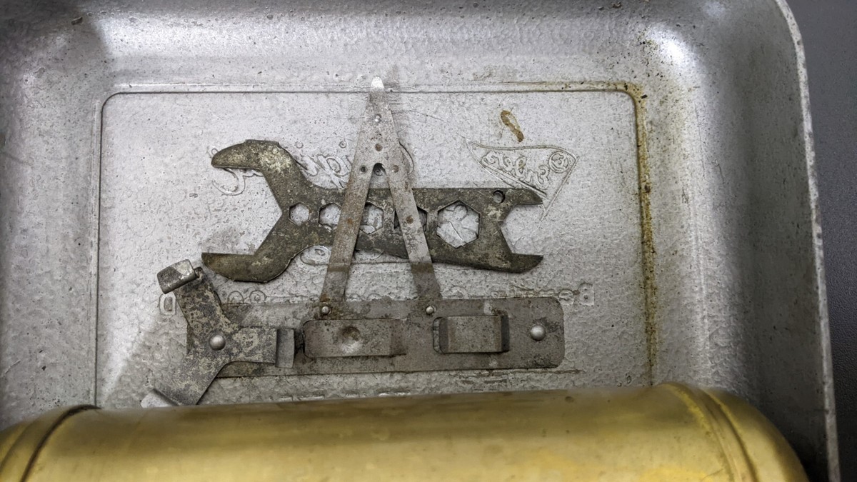 École primaire Telemacos en cours poele a petrole zibro symbole