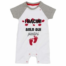 Pagliaccetto neonato i bacini solo sui piedini