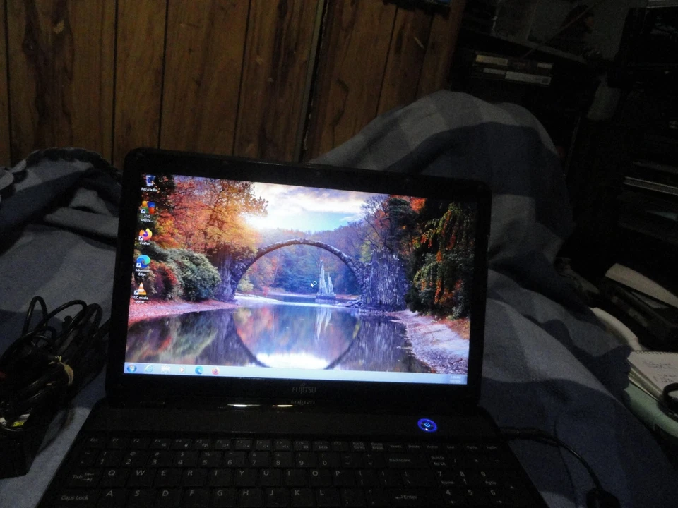 Portátil activado Fujitsu Lifebook AH531 Windows 7 Home Premium SP1 Foto 2 de 4