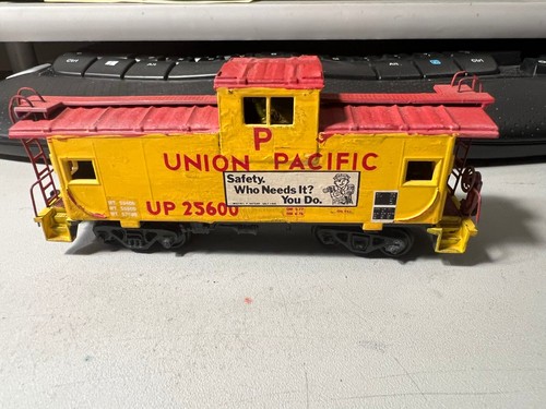UNION PACIFIC HO Scale Caboose - Picture 2 of 5