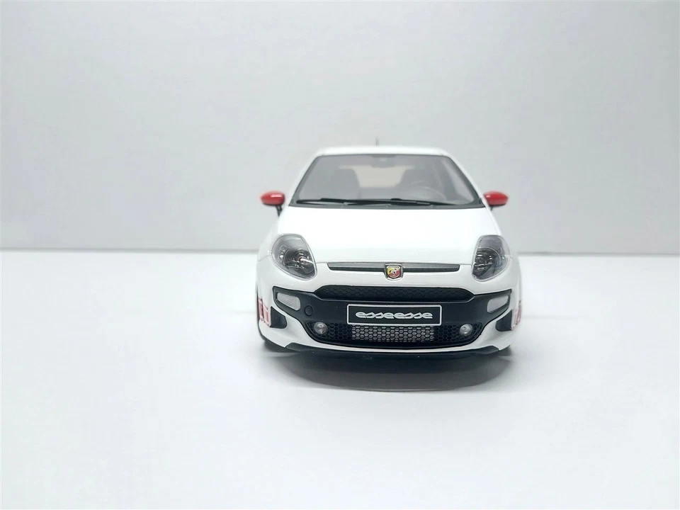 Fiat Punto Abarth Evo EsseEsse bianco del 2010 - 1/18 Ottomobile OT460 - Immagine 2 di 4