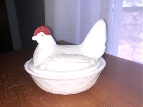 VTG WESTMORELAND WHITE MILK GLASS PAINTED RED COMB HEN ON NEST 5.5" X 4.25"