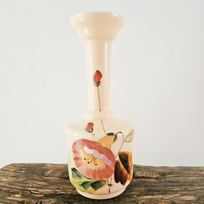 Dekorative viktorianische Opalglas Blumen beige Langhals Käfer Vase emailliert 7''