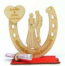 Hochzeit Geldgeschenk Gutschein Halter Brautpaar von hinten Hufeisen Holz Gravur
