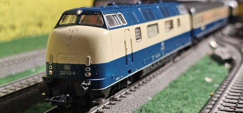 ☆EXCELENTE☆ MÄRKLIN/ROCO H0 3081 ☆ BR 220 012-9 ☆DIGITAL CITY-EXPRESS + 4 VAGONES EMBALAJE ORIGINAL | Condition: Gebraucht