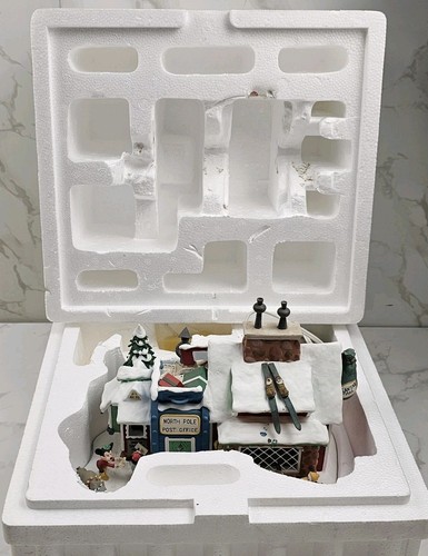 Danbury Mint Disney Winter Wonderland North Pole Post Office Lighted - Picture 3 of 22