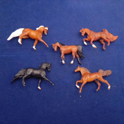 Breyer Modellpferd Mini Whinnies x 5 Micro Scale Spielzeug Kunststoff Pferde