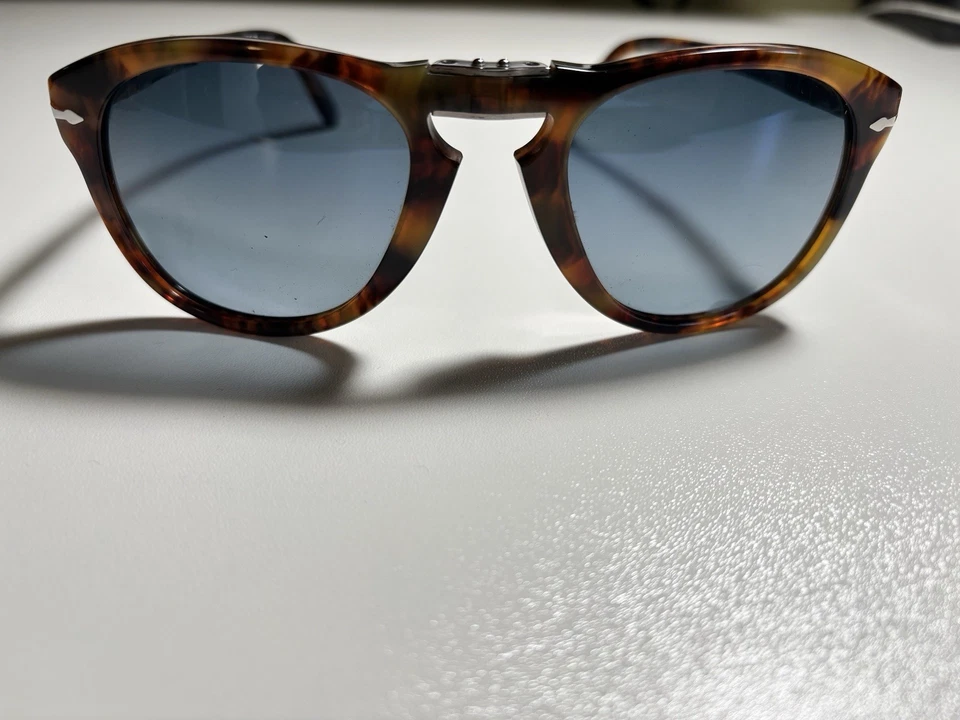 Marco de café Persol 714SM Steve McQueen con lente degradada azul. Foto 2 de 4