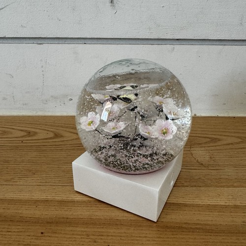 CoolSnowGlobes Schmetterling auf Ast Schneekugel Kirschblüten 4-7/8" hoch - Bild 8 von 13
