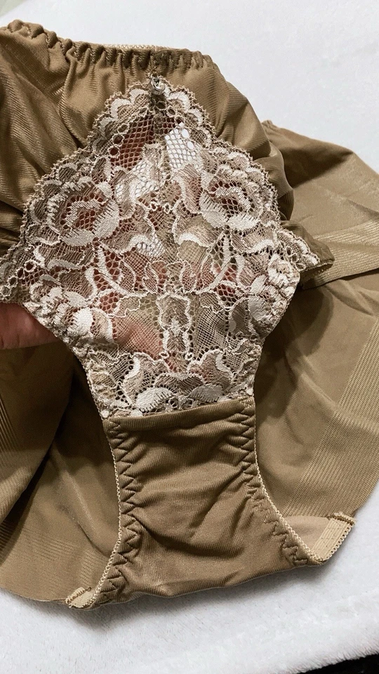 US-L/JP-3L Japanese Brand Wacoal High Quality Smooth Nylon Lace Trim Panties - Image 3 of 4