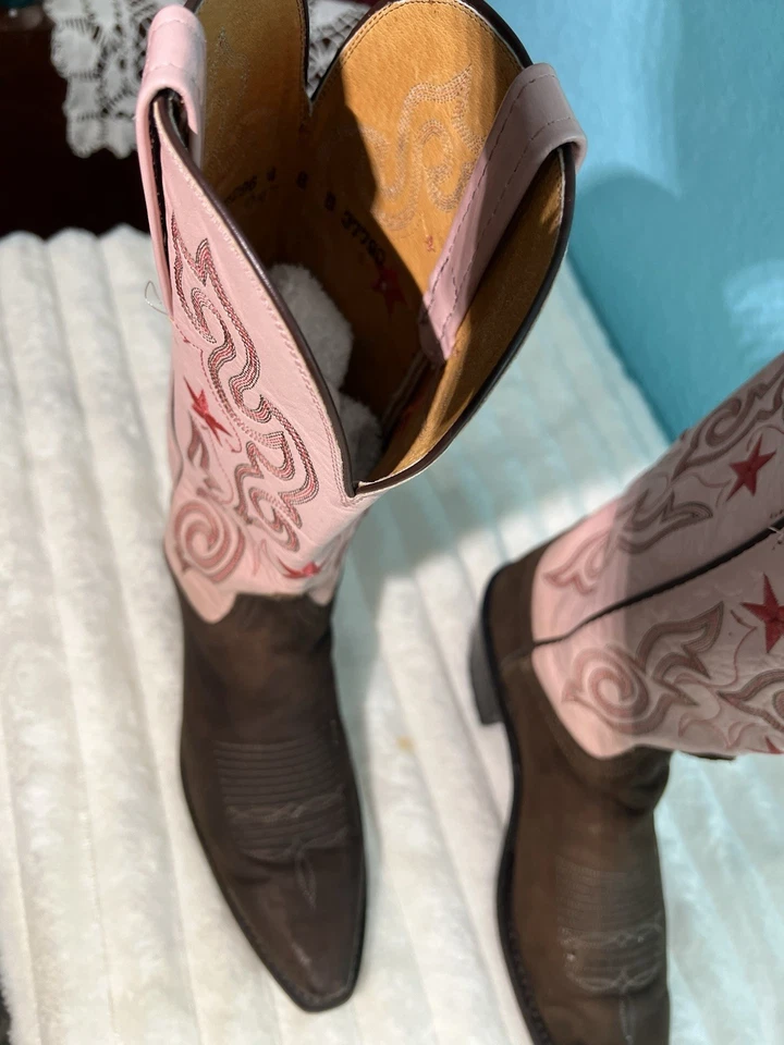 1883 BY LUCCHESE КОВБОЙСКИЕ САПОГИ 8B полностью мягкая кожа. Вышитые розовые, красные звезды - Изображение 3 из 4