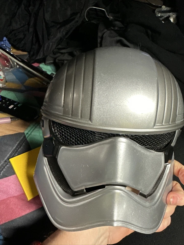Medio casco infantil Capitana Phasma de Star Wars Foto 3 de 4