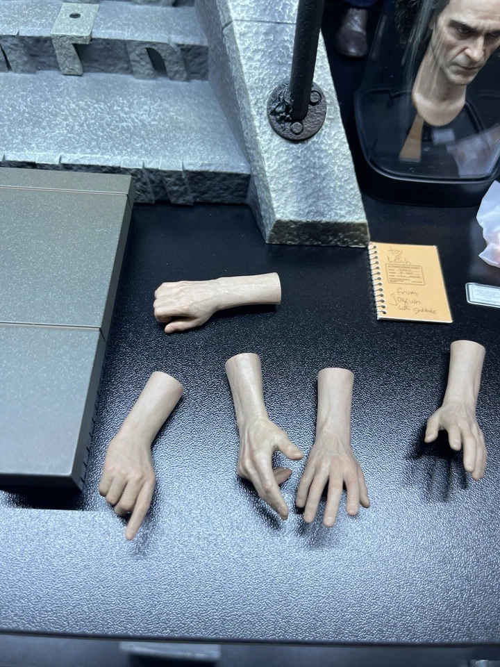 InArt ARTHUR FLECK (ENRAIZADO) CON ESCALERAS DIORAMA Joaquin Phoenix JOKER Escala 1/6 Foto 3 de 4