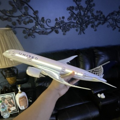 United Airlines Boeing 787 Dreamliner Aircraft Display Model w/ Stand N26910