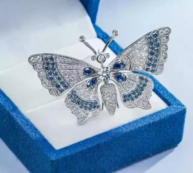 Broche colgante broche mariposa moissanita real corte redondo de 4 quilates enchapado en oro blanco de 14 quilates Foto 2 de 4