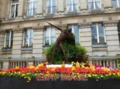 FOTO WEIDE SKULPTUR DES JAMAIKANISCHEN ATHLETEN USAIN BOLT BIRMINGHAM VERANSTALTET DIE