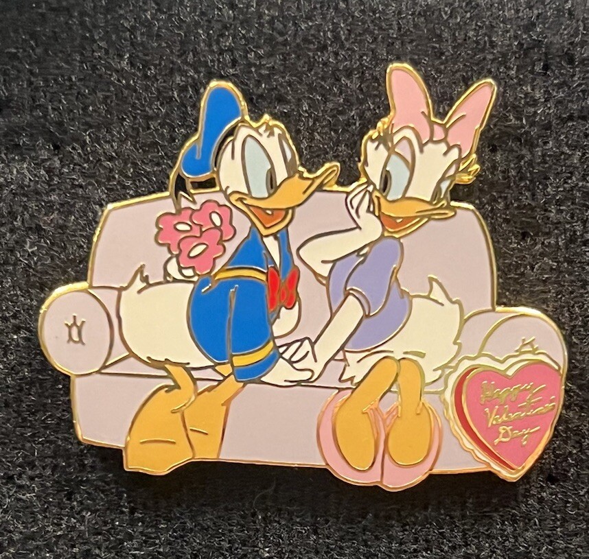 RARE TWDC Disney Donald and Daisy duck on Couch Valentine's Day