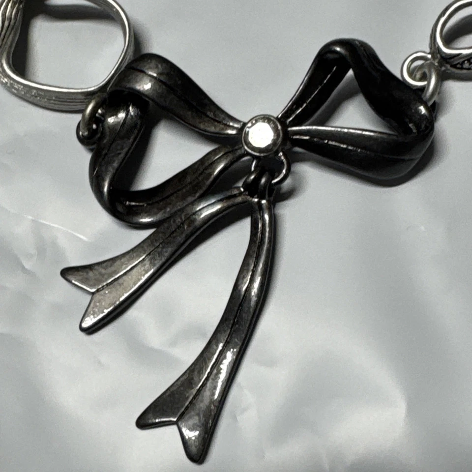 Pulsera Cintas Diamantes de Imitación Juicy Couture Arcos Y2K Tono Gunmetal/Plata L-7.25" Foto 4 de 4