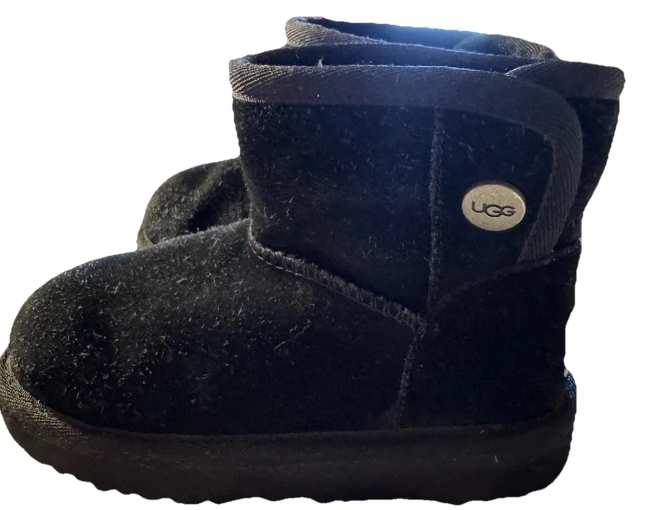 Mini Botas Infantil Menina Tamanho 9 UGG JONA Snap Shearling Camurça Preta - Imagem 3 de 4