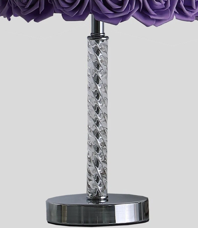 Lámpara de mesa Benjara Bloom Roses con pantalla de tambor con base de acrílico retorcido en morado. Foto 4 de 4