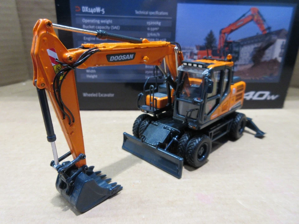 Universal Hobbies UH Doosan DX140W Excavator model rubber duck excavator. - Image 2 of 4