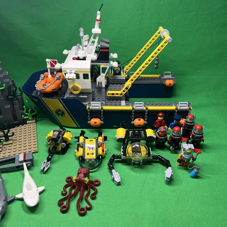 Lego City Deep Sea Exploration Vessel Set 60095 - Image 2 of 4