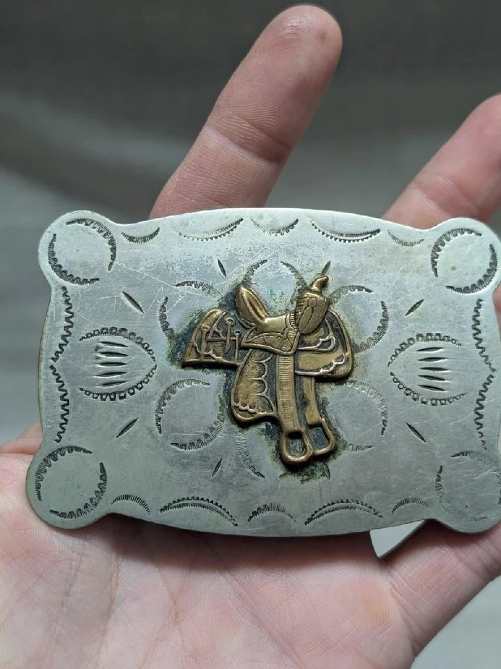 Vintage Justin Hebilla Cinturón NÍQUEL PLATA Ecuestre SILLA DE MONTAR Vaquero RODEO OCCIDENTAL Foto 2 de 4