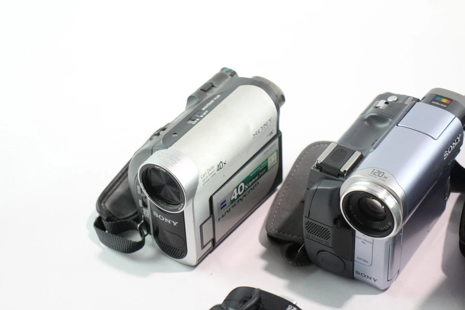 Vintage Sony Video Cameras Inc Sony Handycam CCD-TRV37E & Sony DCR-PC106E x 6 - Image 2 of 4