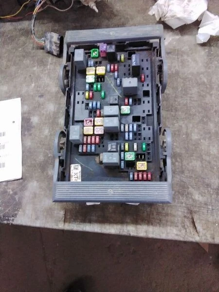 2010-2014 GMC Sierra 2500 caixa de fusíveis motor Duramax diesel 6.6L fabricante de equipamento original - Imagem 3 de 4