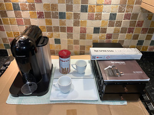 **FAST NEU** ORIGINAL NESPRESSO VERTUO EVOLUO KAFFEEMASCHINE & EXTRAS -- GCA1