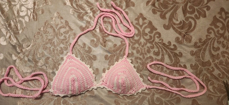 Sujetador de verano grande de bikini de ganchillo hecho a mano intrincado cosido rosa blanco Foto 2 de 2