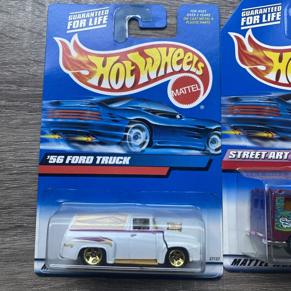 Camión Ford Hot Wheels 56, lote de dos ambulancia de arte callejero púrpura  Foto 2 de 3